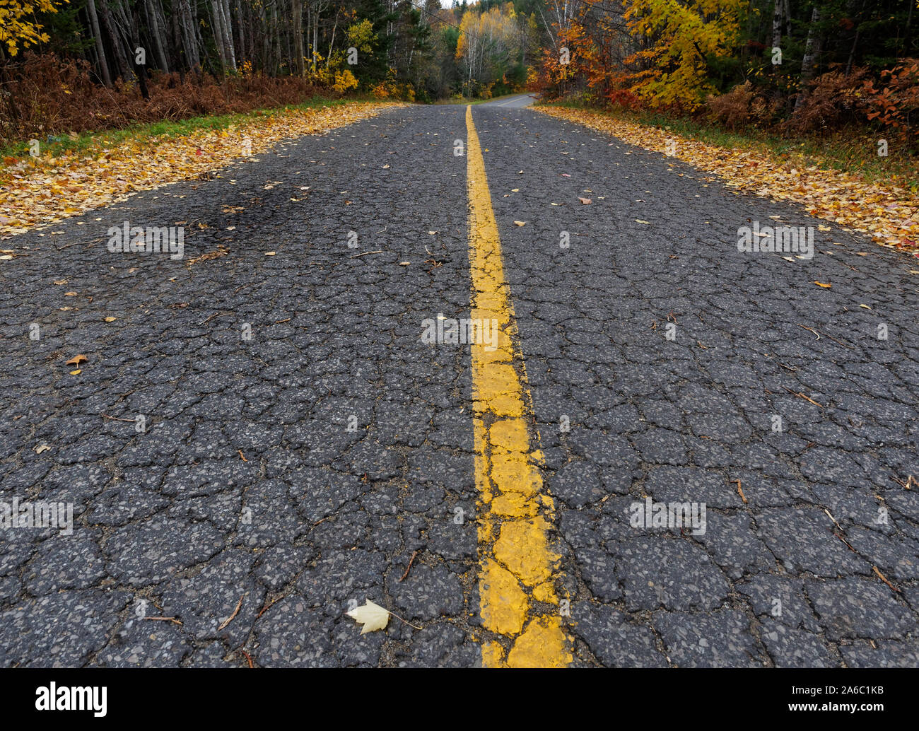 Quebec, Kanada. Ein Bröckelnden Asphalt in Rawdon. Stockfoto