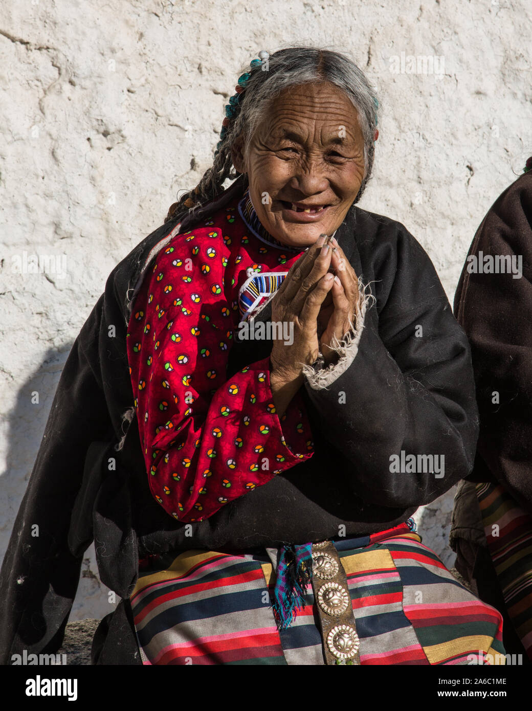 Ein khamba Tibetischen Frau aus der Kham Region Tibet auf einer