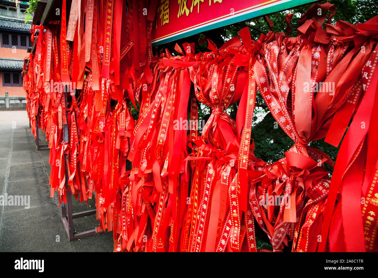 Rote Gebet Bänder hängen von der Struktur in der Geisterstadt Fengdu China Stockfoto