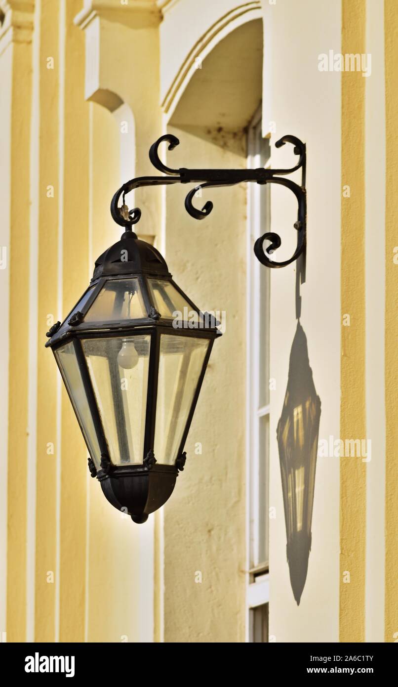 Alte Lampe auf blass gelbe Wand Stockfoto