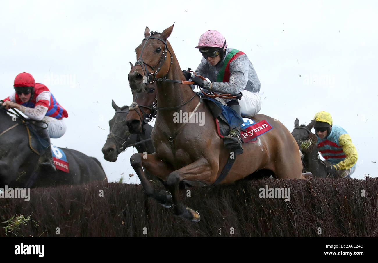 Petite Power geritten von Liam Harrison vor dem Gewinn des Ryman Schreibwaren Cheltenham Business Club Amateur Reiter "Handicap Chase während des Tages eine Der Showcase Treffen bei Cheltenham Racecourse. Stockfoto