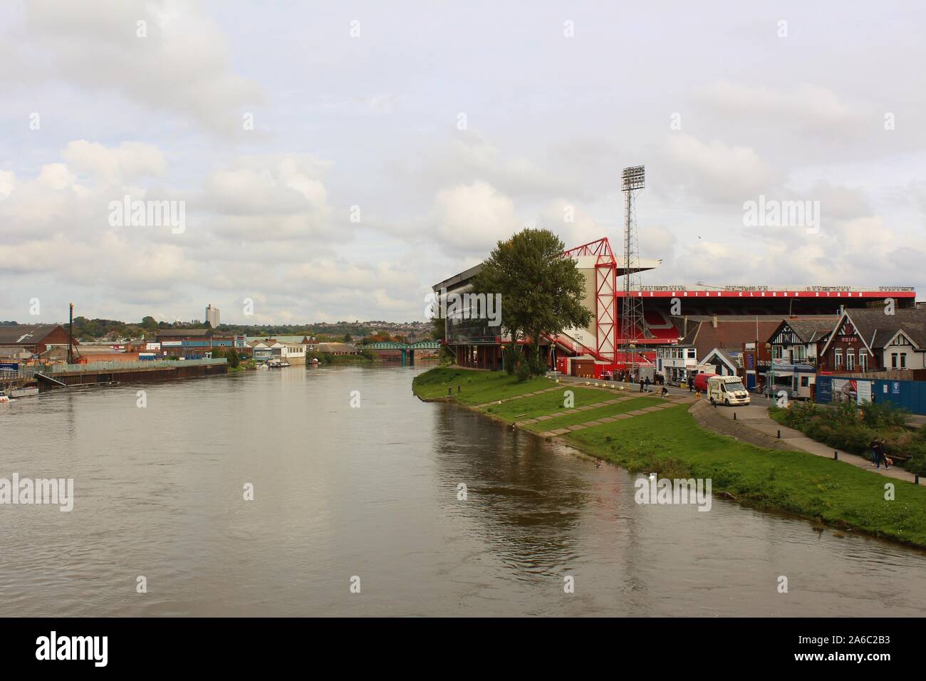 Blick auf die Stadt Boden, der Heimat von Nottingham Forest F.C, neben dem Fluss Trent, zwei Stunden vor dem Kick off am Spieltag. Stockfoto