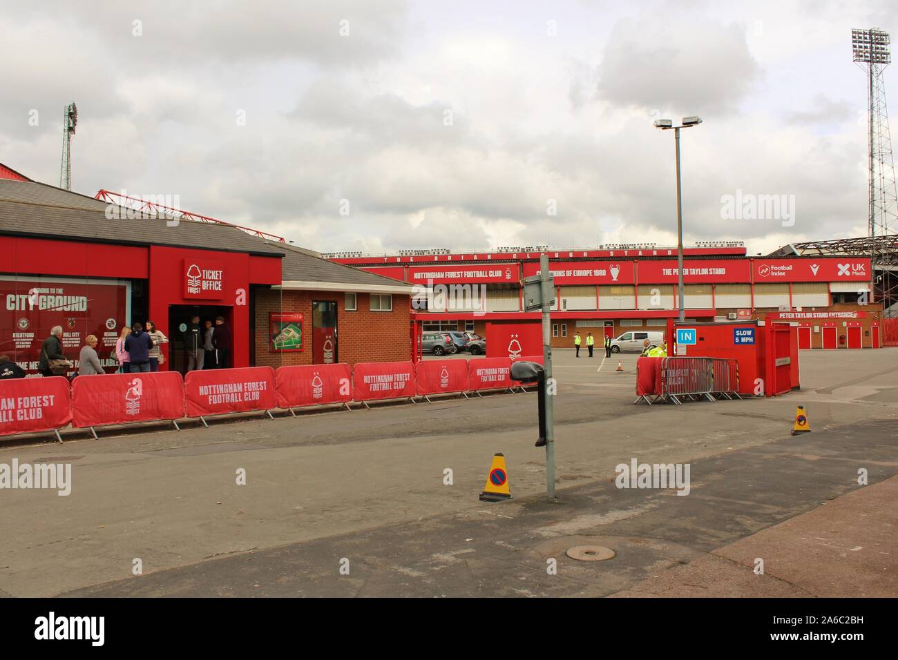 Blick auf das Ticket Office, Parkplatz und Peter Taylor Stand der Stadt Boden, der Heimat von Nottingham Forest F.C, bevor Sie am Spieltag treten. Stockfoto