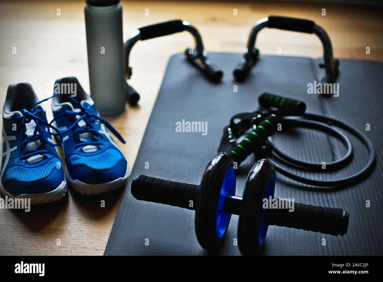 Training Ausrüstung auf Fitness Matte Stockfoto