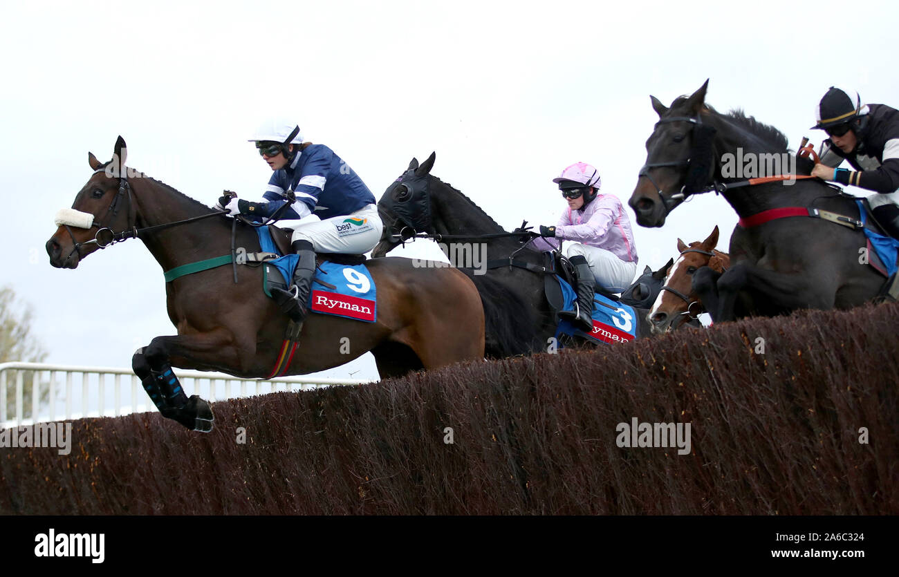 Plantagenet geritten von Gina Andrews läuft im Ryman Schreibwaren Cheltenham Business Club Amateur Reiter "Handicap Chase während des Tages eine Der Showcase Treffen bei Cheltenham Racecourse. Stockfoto