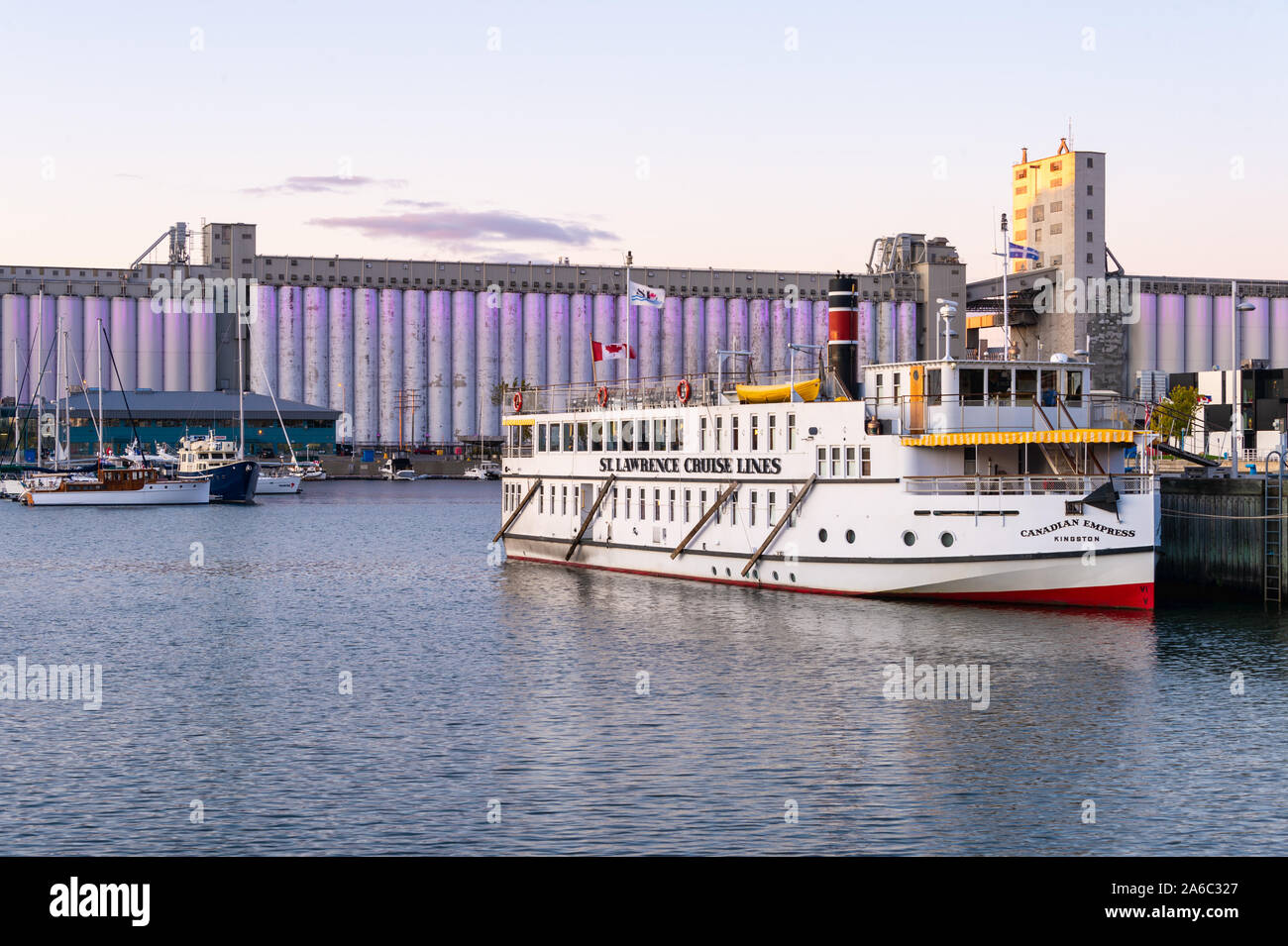 Quebec City, Kanada - 4. Oktober 2019: Quebec Hafen bei Sonnenuntergang, mit Getreidesilos im Hintergrund. Stockfoto