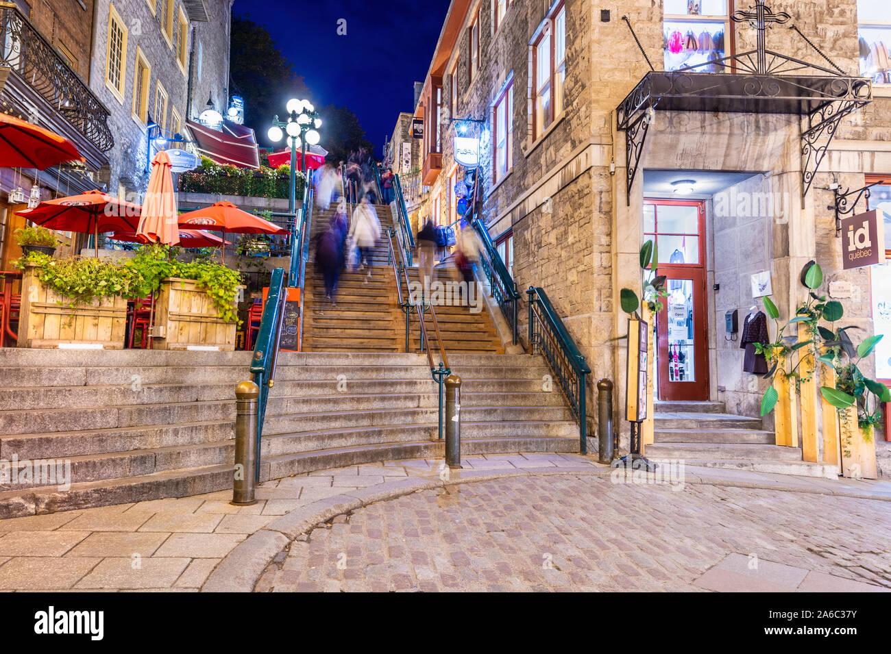 Quebec City, Kanada - 4. Oktober 2019: Touristen, Petit Champlain Straße in der Altstadt von Quebec City bei Nacht Stockfoto