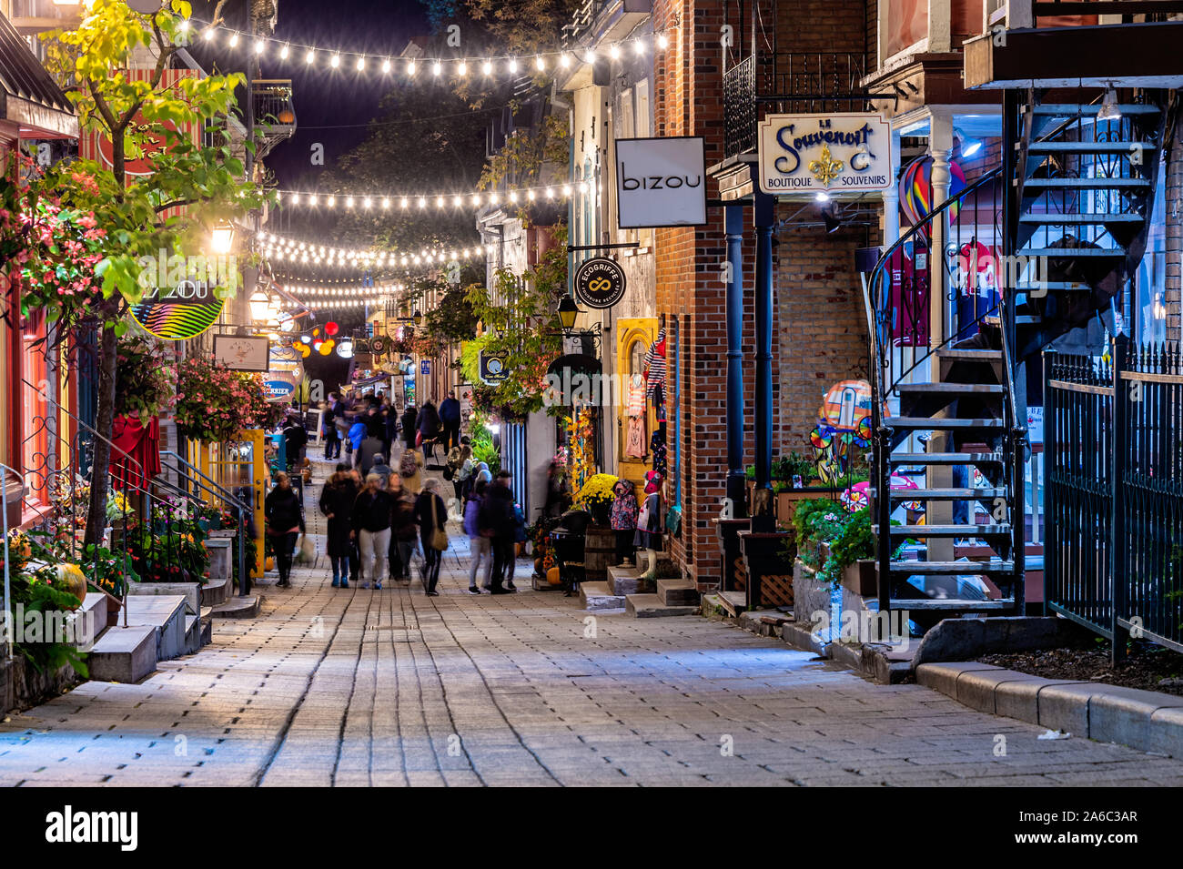 Quebec City, Kanada - 4. Oktober 2019: Touristen, Petit Champlain Straße in der Altstadt von Quebec City bei Nacht Stockfoto