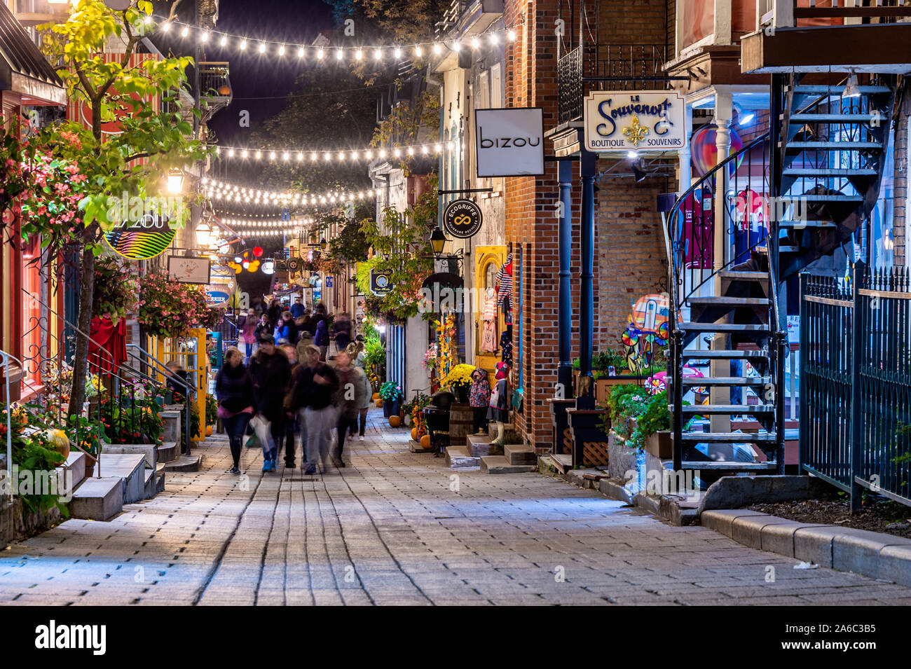Quebec City, Kanada - 4. Oktober 2019: Touristen, Petit Champlain Straße in der Altstadt von Quebec City bei Nacht Stockfoto