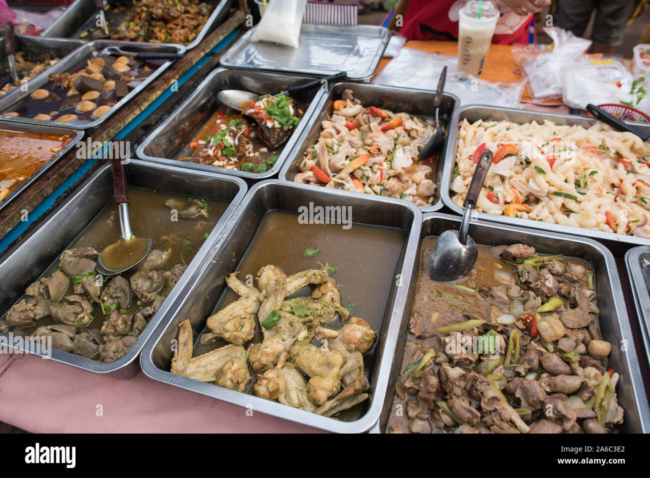 Typisches thailändisches Essen und Obst, auf einem Markt in isan Thailand gesehen. Stockfoto