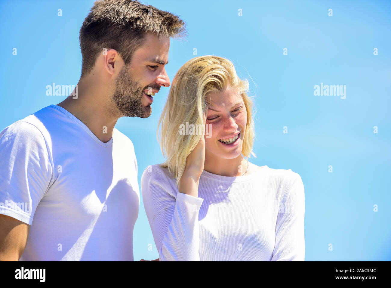 Glücklich zusammen zu sein. Familie Psychologie. zwischenmenschlichen Beziehung. das Verständnis und die Unterstützung. romantische Beziehung. Paar in Liebe. im Himmel verheiratet. Mann und Mädchen lächelnd. Er sie glücklich machen. Stockfoto
