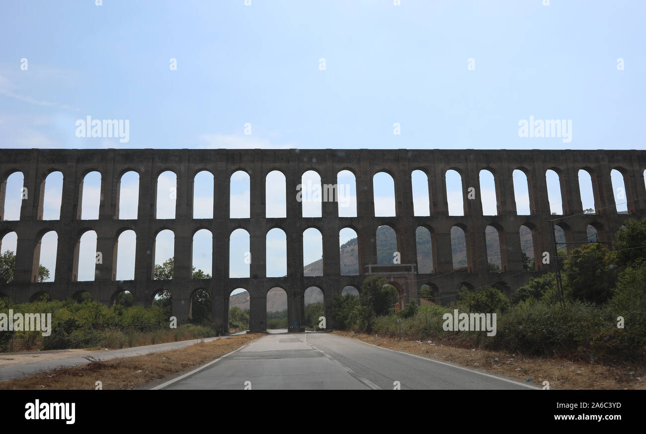 Sehr große antike Aquädukt Wasser an monumentalen Reggia di Caserta Stadt im Süden von Italien zu bringen. Stockfoto