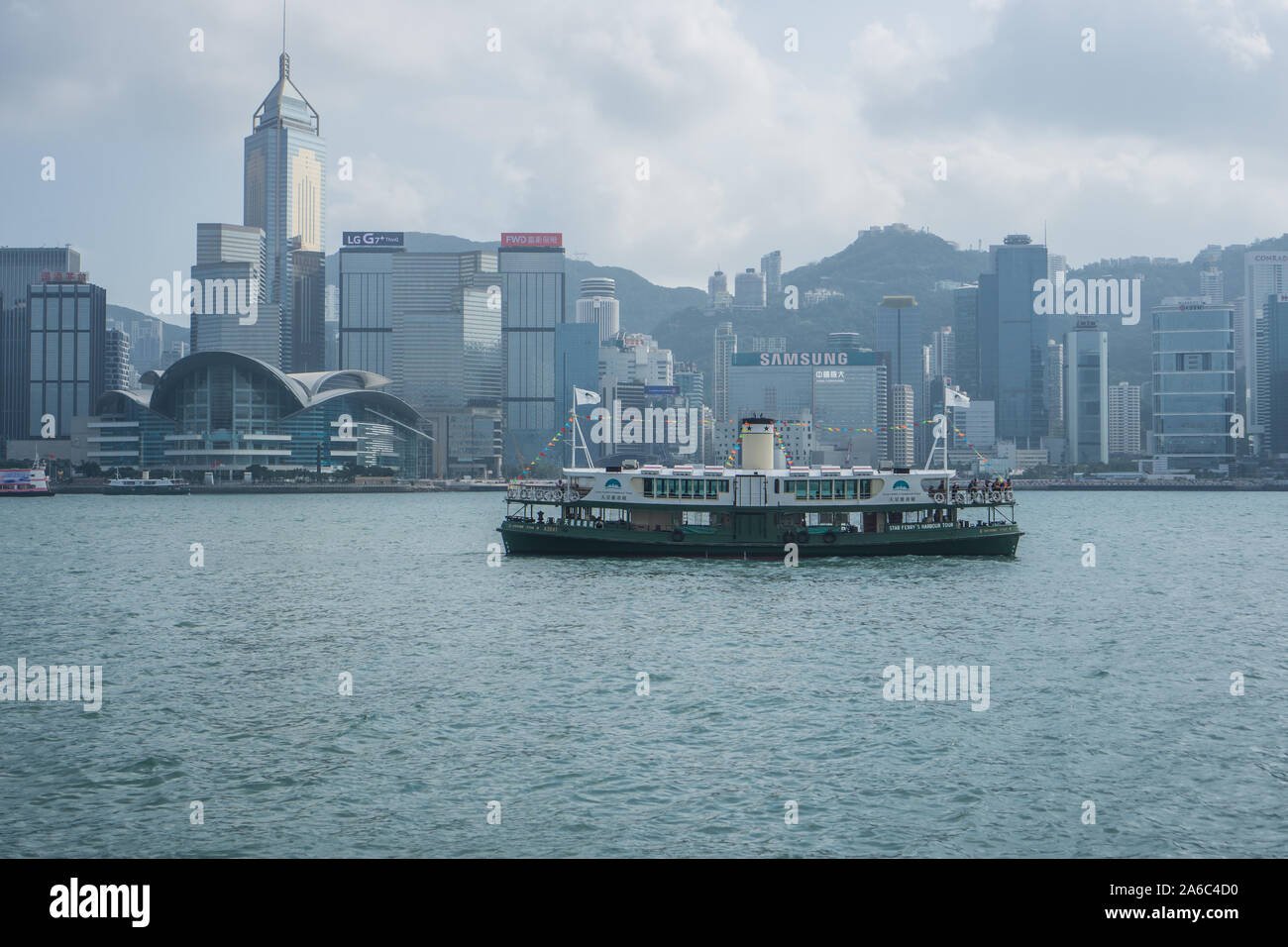 Wandern auf der Promenade von Hong Kong in Kowloon Harbour, von dieser Seite können Sie alle den Himmel scrappers und die Gebäude in der HK Island sehen kann. Stockfoto