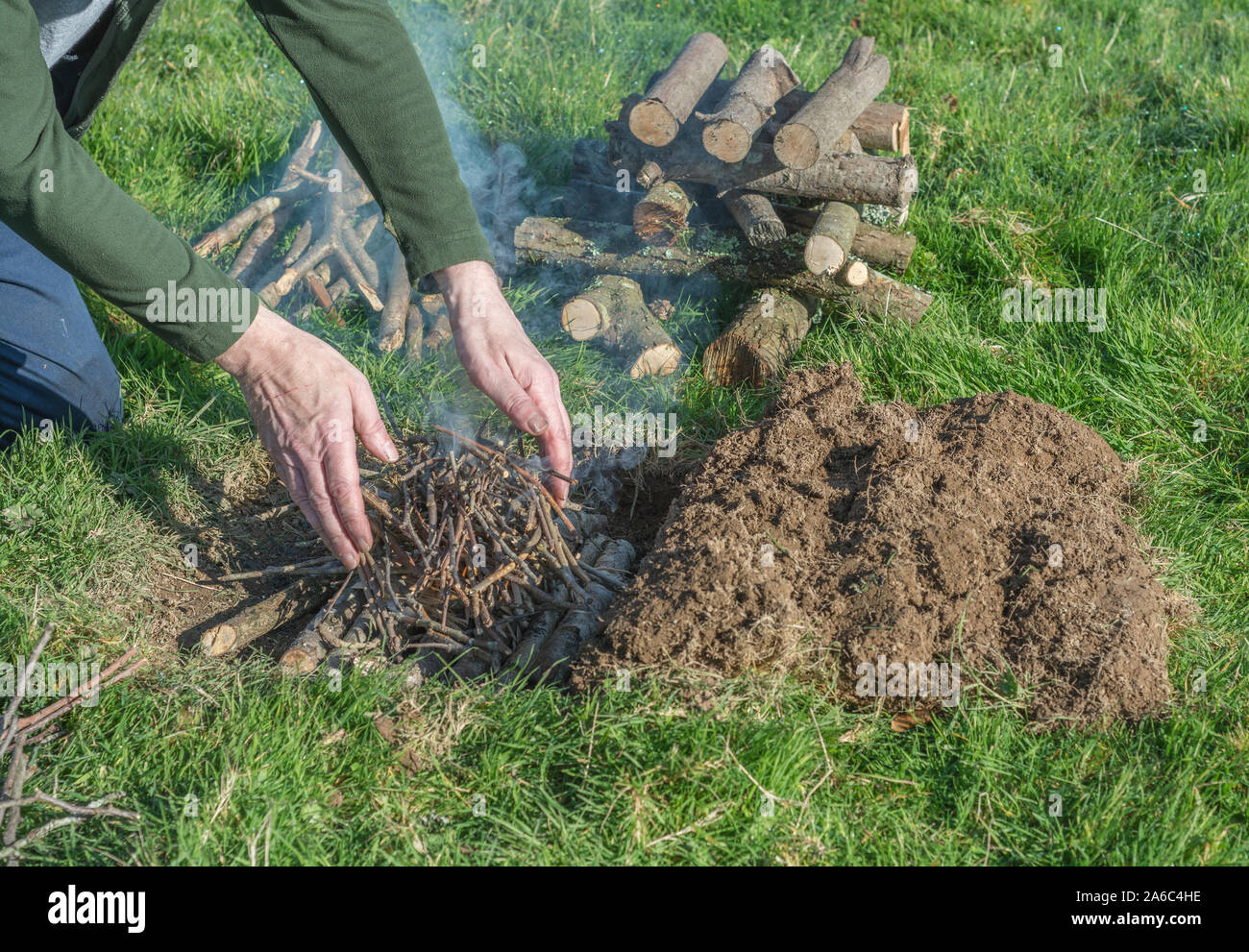 Sequenzielle Reihe von Gebäude- und Lichttechnik überleben Feuer oder Lagerfeuer. Not-Feuer, prepping, überleben Fähigkeiten. Weitere Erläuterungen finden Sie unter . Stockfoto