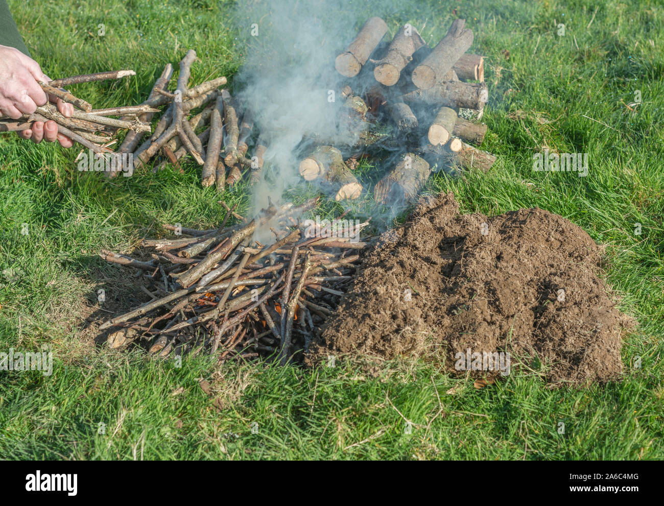 Sequenzielle Reihe von Gebäude- und Lichttechnik überleben Feuer oder Lagerfeuer. Not-Feuer, prepping, überleben Fähigkeiten. Weitere Erläuterungen finden Sie unter . Stockfoto