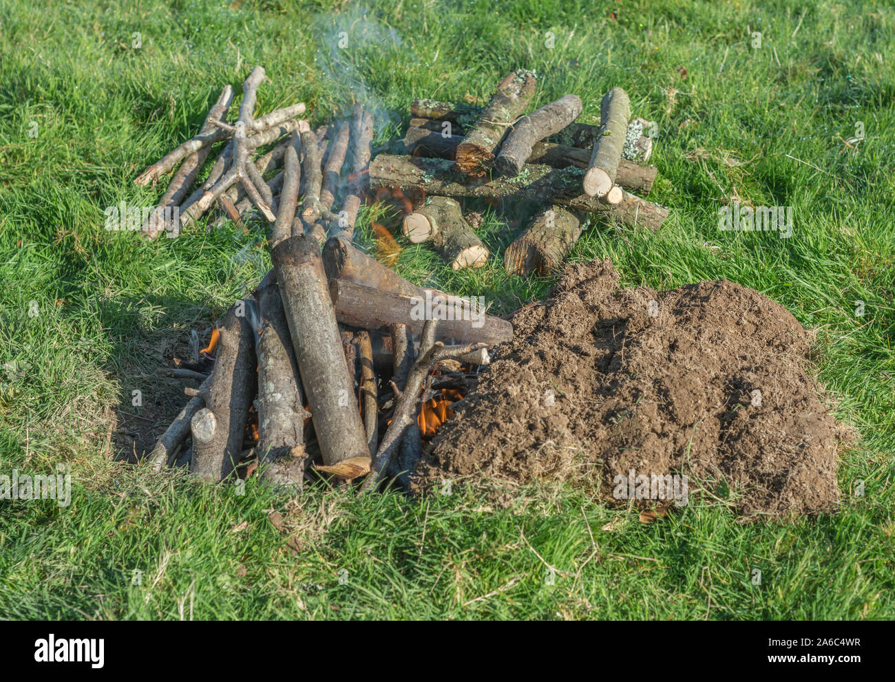 Sequenzielle Reihe von Gebäude- und Lichttechnik überleben Feuer oder Lagerfeuer. Not-Feuer, prepping, überleben Fähigkeiten. Weitere Erläuterungen finden Sie unter . Stockfoto