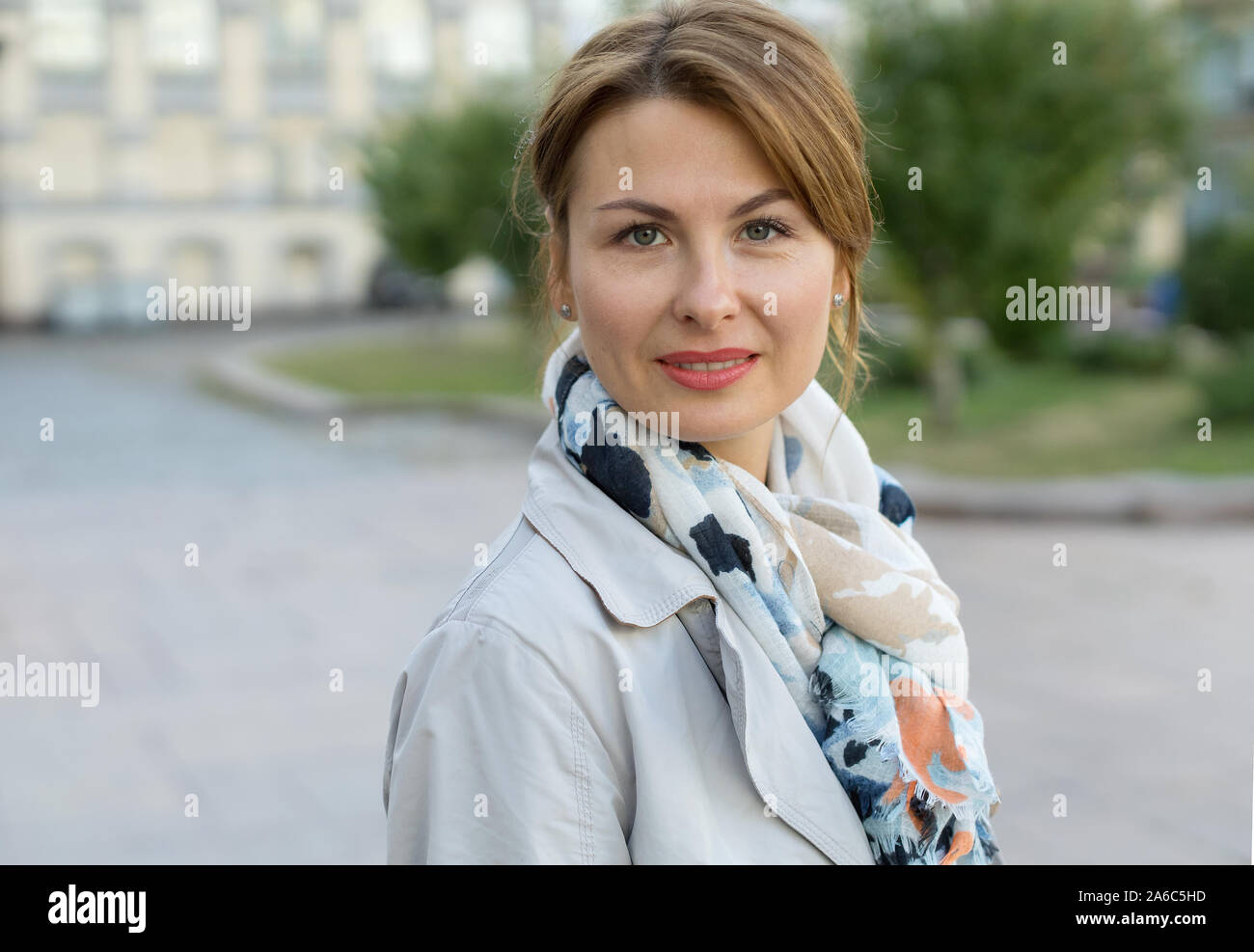 Porträt einer schönen Frau, 35 Jahre alt, vor dem Hintergrund einer Stadt Street und Green Park. Stockfoto