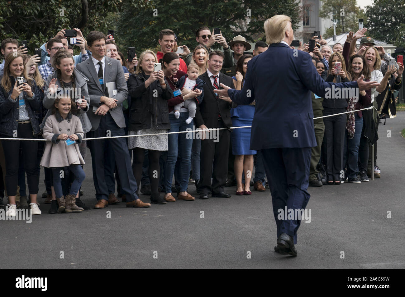 Washington, United States. 25 Okt, 2019. Us-Präsident Donald Trump Spaziergänge Unterstützer, bevor Sie sprechen den Mitgliedern der außerhalb des Weißen Hauses in Washington, DC am Freitag, 25. Oktober 2019. Foto von Sarah Silbiger/UPI Quelle: UPI/Alamy leben Nachrichten Stockfoto