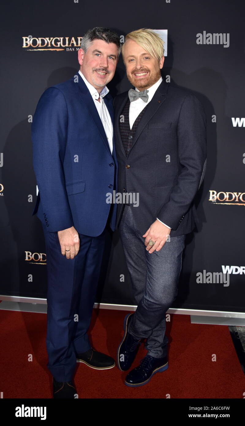 24. Oktober 2019, Nordrhein-Westfalen, Köln: Musiker Paul Reeves, l-r, und Ross Antony auf die Premiere und Tour Anfang der musikalischen BODYGUARD kommen in der Musical Dome Foto: Horst Galuschka/dpa Stockfoto