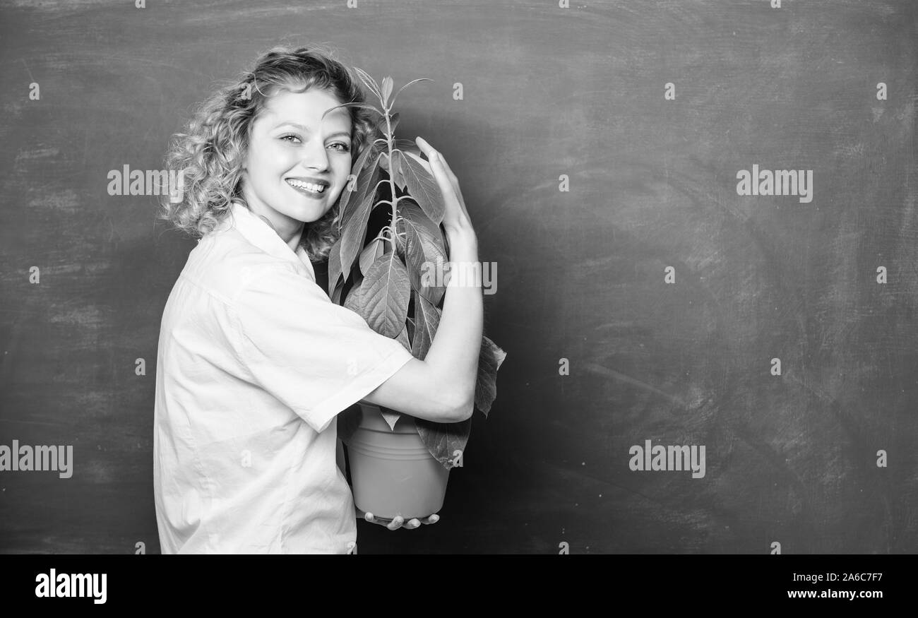 Florist Konzept. Botanik ist über Pflanzen Blumen und Kräutern. Mädchen Halten Sie die Pflanze im Topf. Blumen Shop. Gute Pflege Pflanzen nehmen. Zimmerpflanzen sind hart genug, um eine Vernachlässigung von ihren Besitzern zu widerstehen. Stockfoto