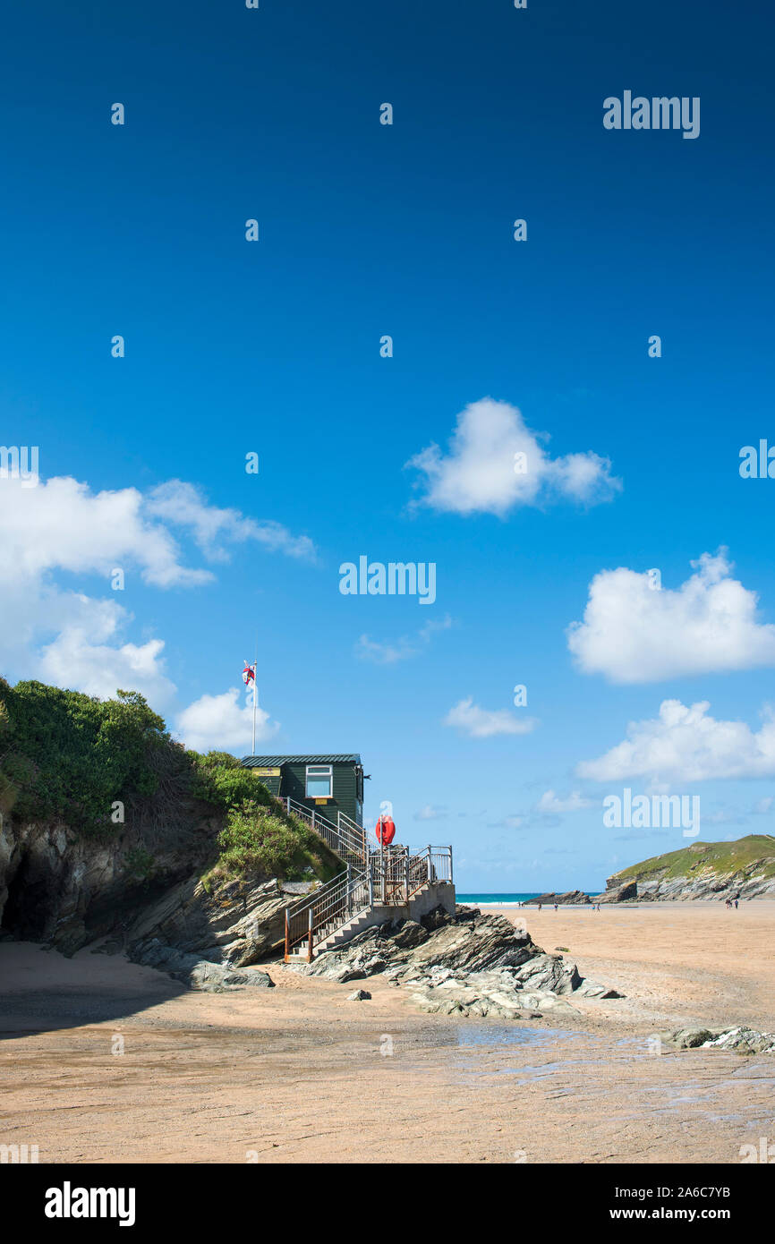 Ende Sommer sonnige Wetter und ein sehr Ebbe in Porth Beach in Newquay in Cornwall. Stockfoto