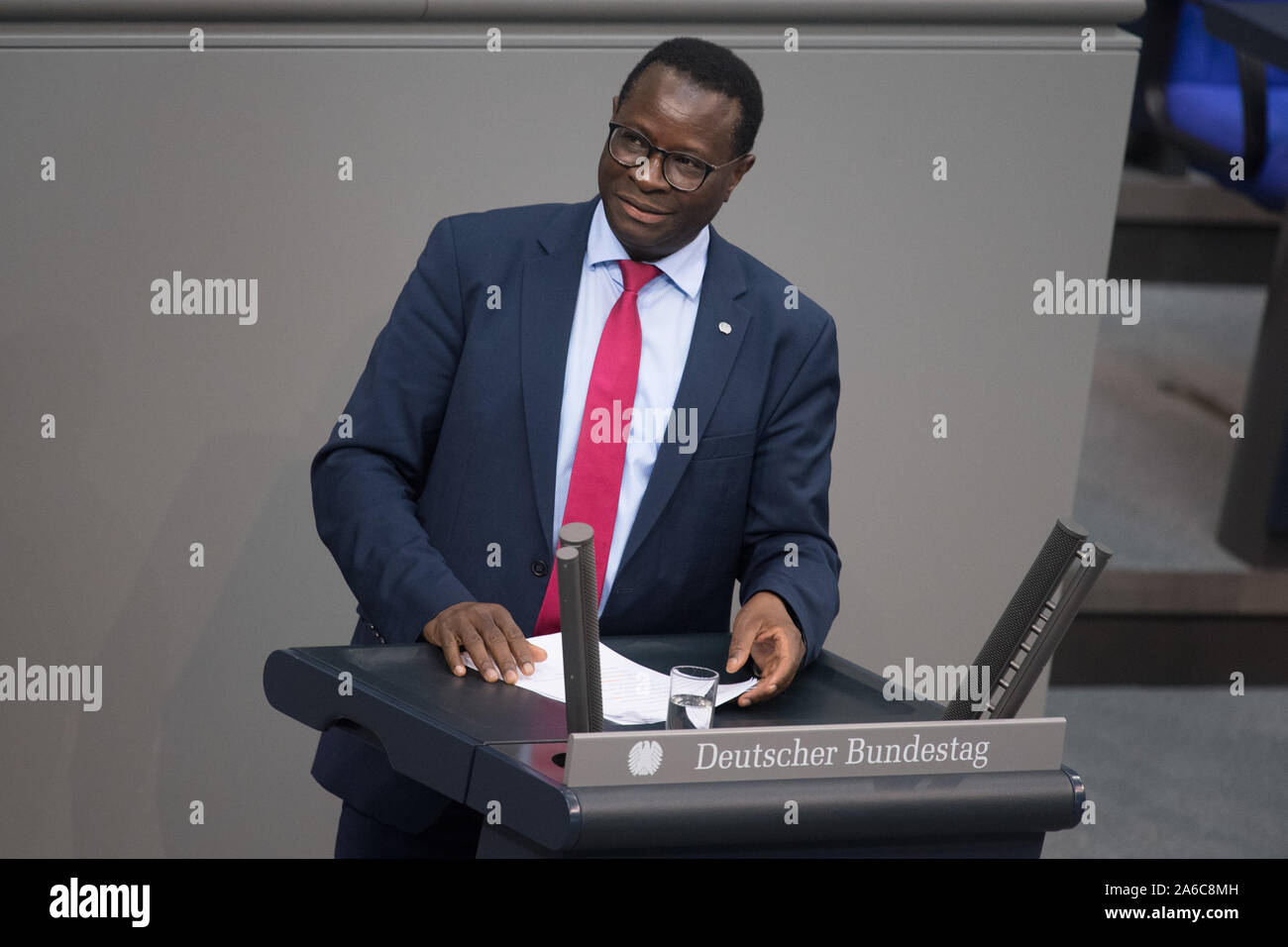 Berlin, Deutschland. 25 Okt, 2019. Karamba Diaby (SPD) spricht im Plenum des Deutschen Bundestages. Das Thema ist die Tate proportionale Vertretung bei Bundesbehörden. Quelle: Jörg Carstensen/dpa/Alamy leben Nachrichten Stockfoto