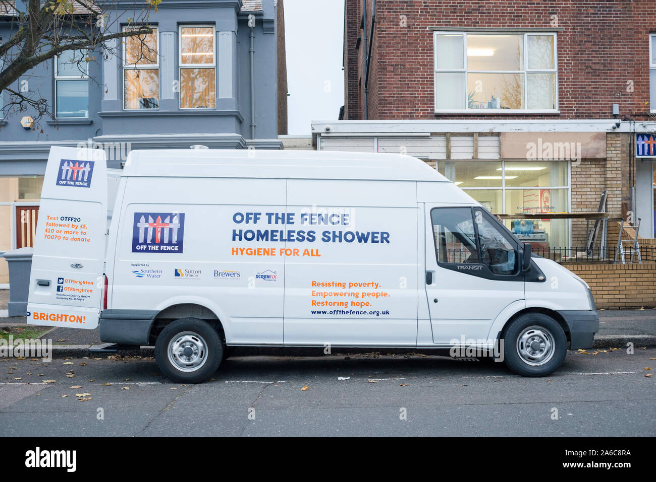 Mobile Nächstenliebe Vans die Obdachlosen mit Duschen und Waschmaschine zu  helfen Stockfotografie - Alamy