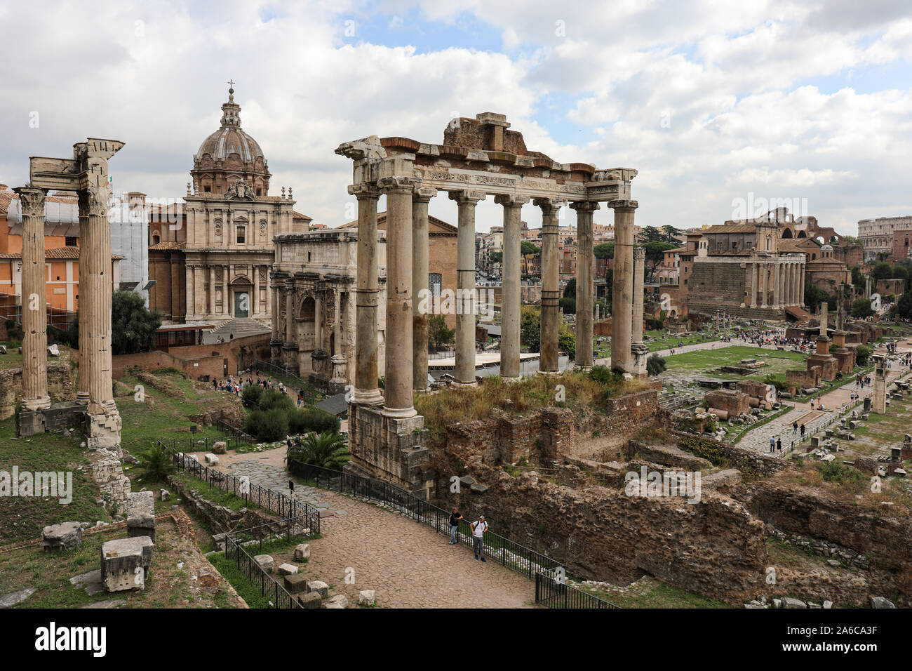 Tempel des Saturn und anderen antiken römischen Ruinen im Forum Romanum, Rom, Italien Stockfoto