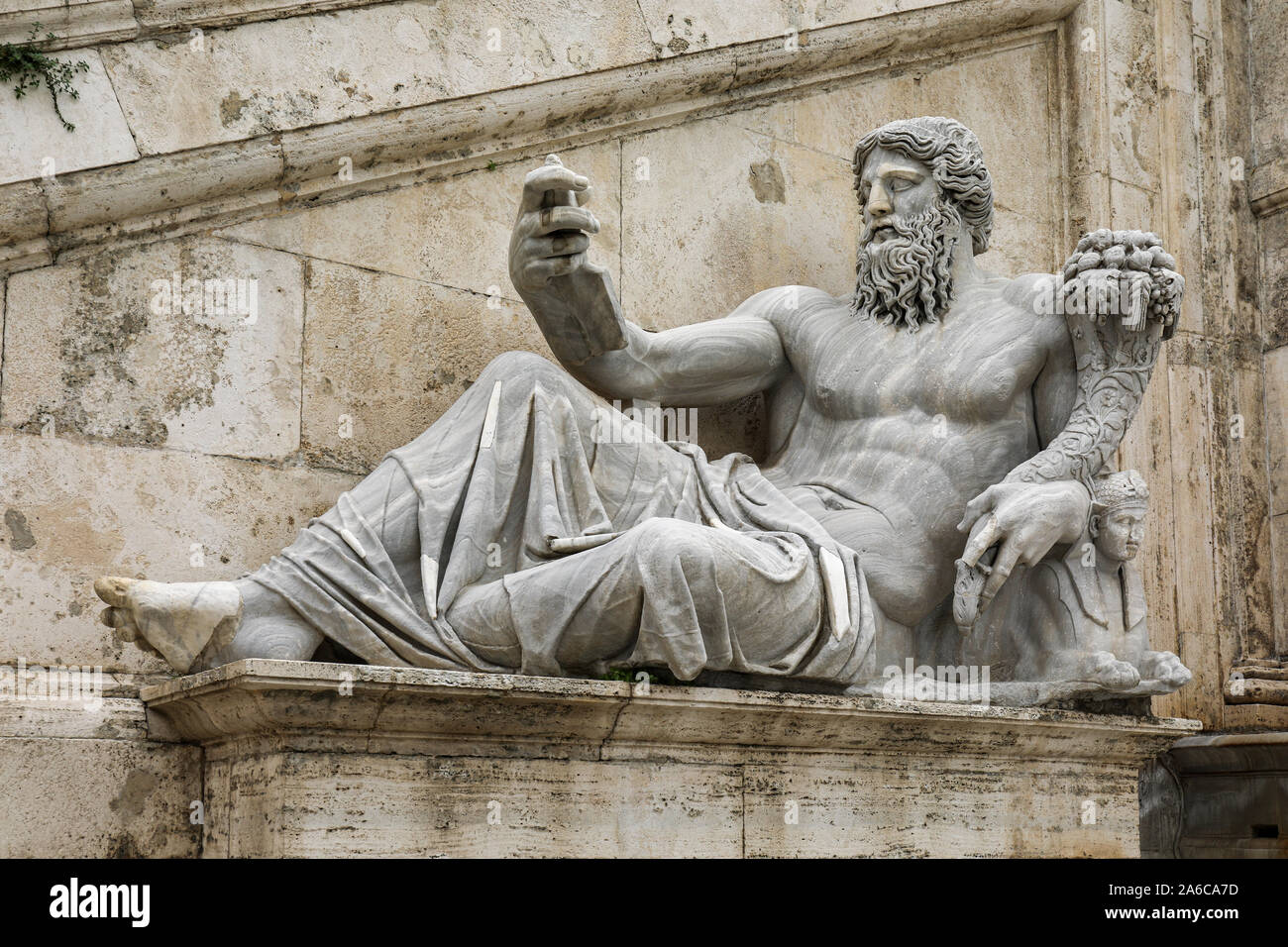 Statue des Gottes des Nil vor dem Palazzo Senatorenpalast im Kapitol in Rom, Italien Stockfoto