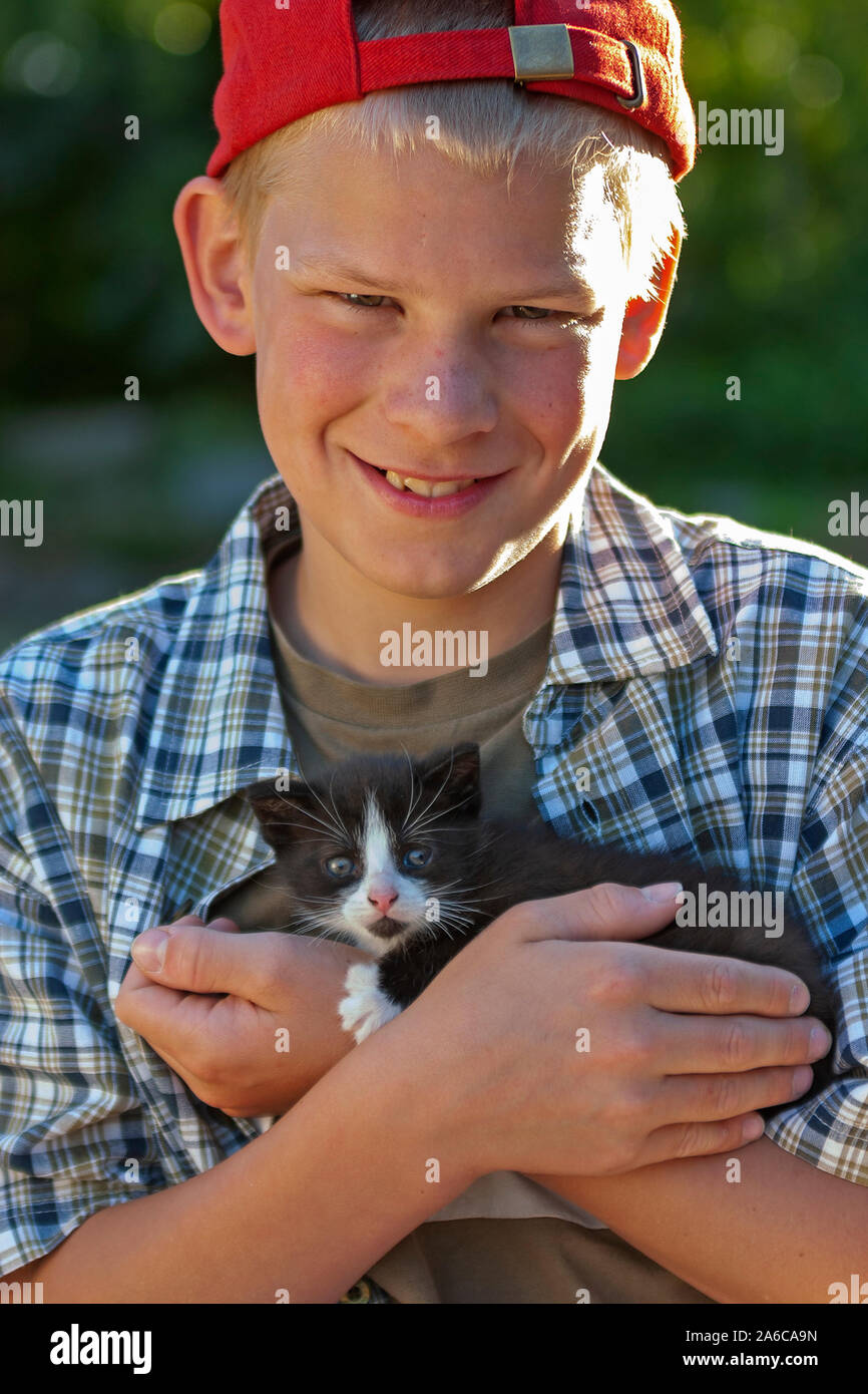 Porträt eines Jungen mit einem Kätzchen. Stockfoto