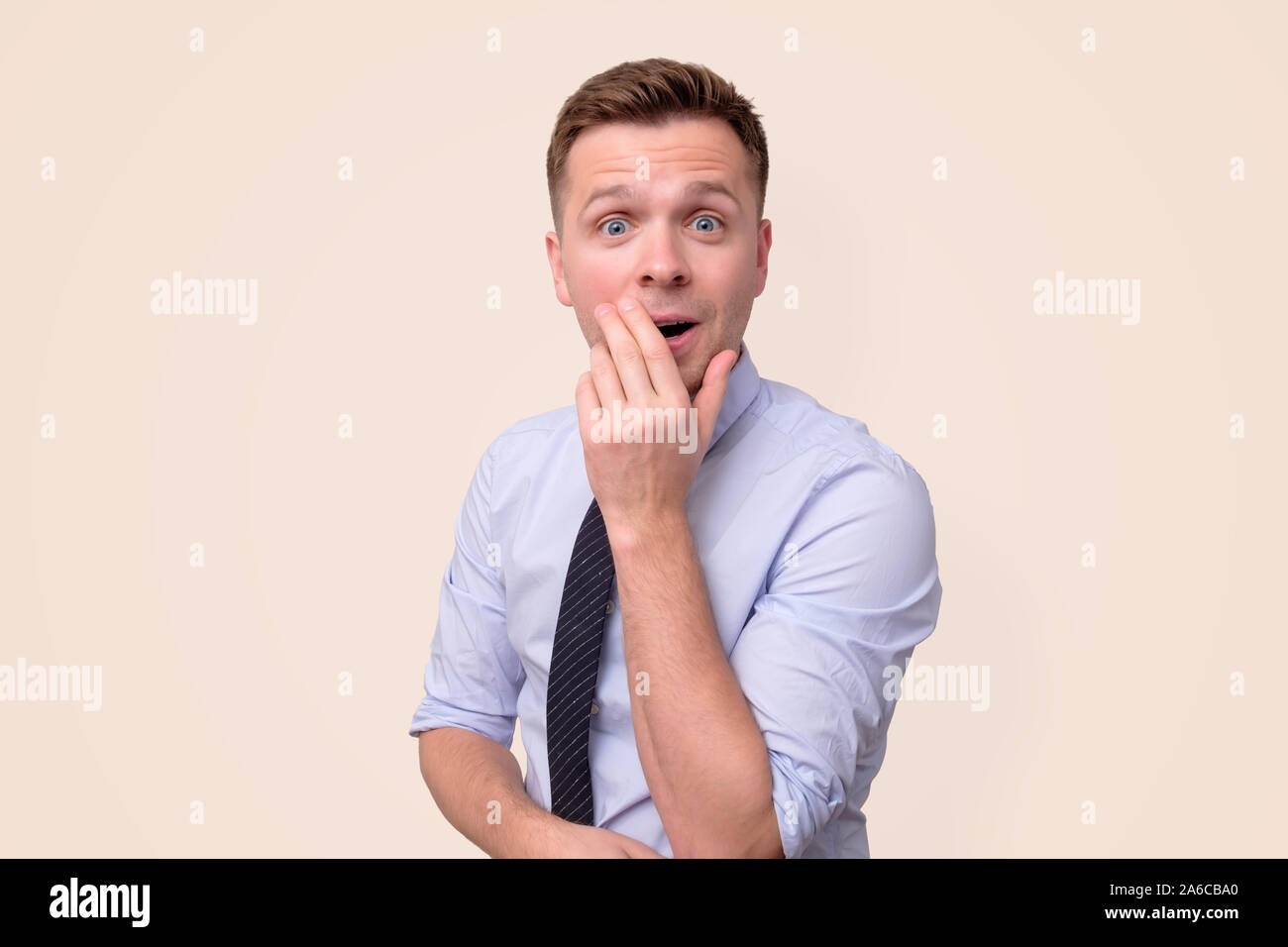 Manager Mann mit einem Riegel ist überrascht. Studio shot Stockfoto