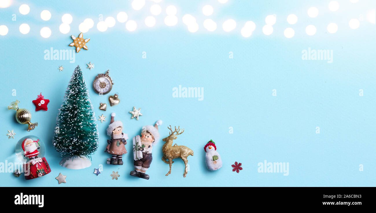 Weihnachten hellblauer Hintergrund mit Christbaumschmuck; Urlaub Grußbanner flach Stockfoto