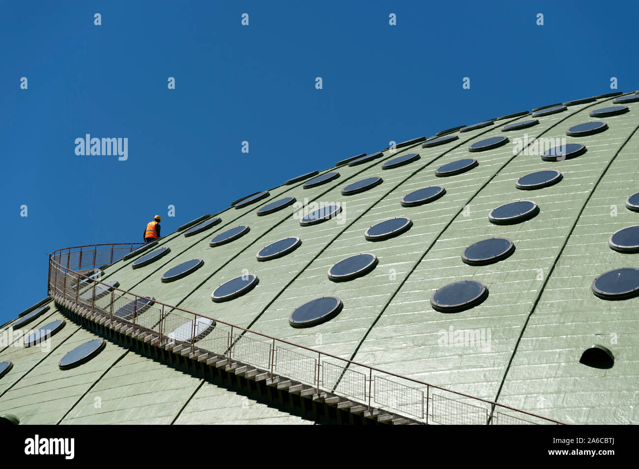 Gewölbtes Dach der Sport- und Veranstaltungshalle im Jardins Do Palácio de Cristal, Porto, Portugal. Stockfoto