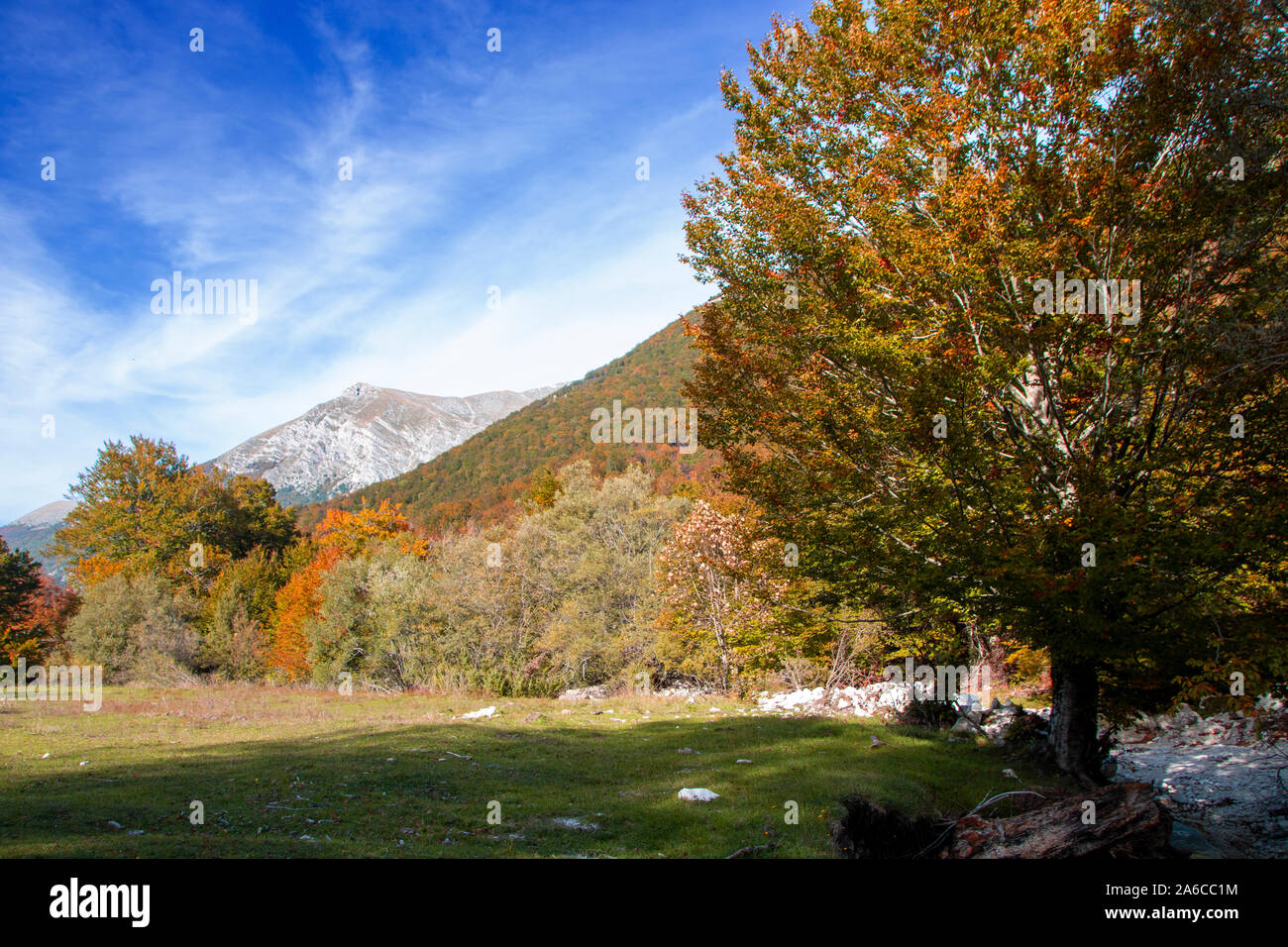 Herbstliche Landschaft des Val fondillo im Nationalpark Abruzzen, Italien Stockfoto