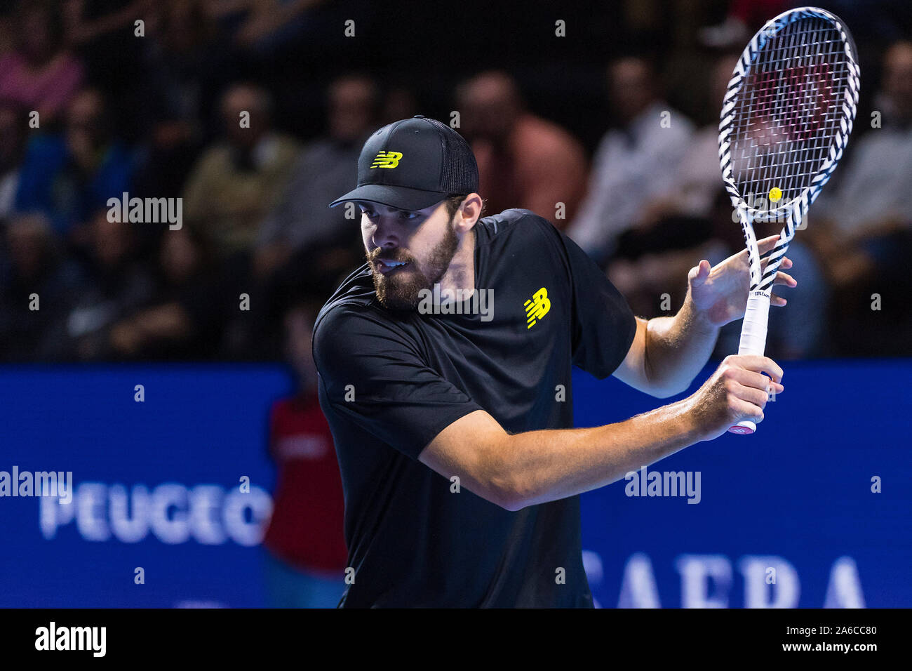 St. Jakobshalle, Basel, Schweiz. 25 Okt, 2019. ATP World Tour Tennis, Swiss Indoors; Reilly Opelka (USA) wartet auf die Vorhand im Spiel gegen Roberto Bautista Agut (ESP) - Redaktionelle Verwendung Credit: Aktion plus Sport/Alamy leben Nachrichten Stockfoto