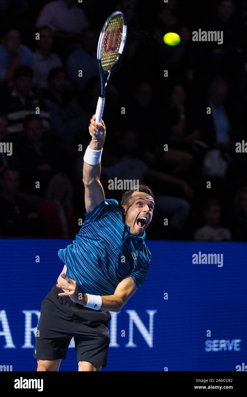 St. Jakobshalle, Basel, Schweiz. 25 Okt, 2019. ATP World Tour Tennis, Swiss Indoors; Roberto Bautista Agut (ESP) dient die Kugel im Spiel gegen Reilly Opelka (USA) - Redaktionelle Verwendung Credit: Aktion plus Sport/Alamy leben Nachrichten Stockfoto