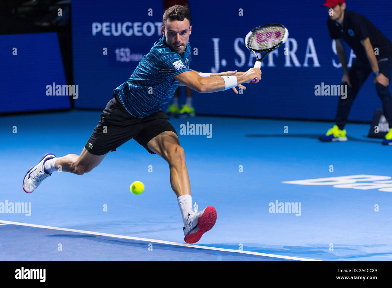 St. Jakobshalle, Basel, Schweiz. 25 Okt, 2019. ATP World Tour Tennis, Swiss Indoors; Roberto Bautista Agut (ESP) jagt den Ball im Spiel gegen Reilly Opelka (USA) - Redaktionelle Verwendung Credit: Aktion plus Sport/Alamy leben Nachrichten Stockfoto