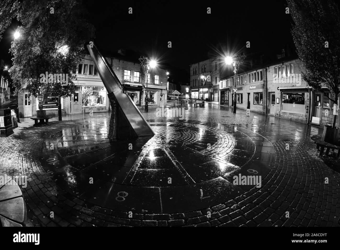 Sun Dial, St George's Square, Hebden Bridge bei Nacht, Schwarz und Weiß Stockfoto