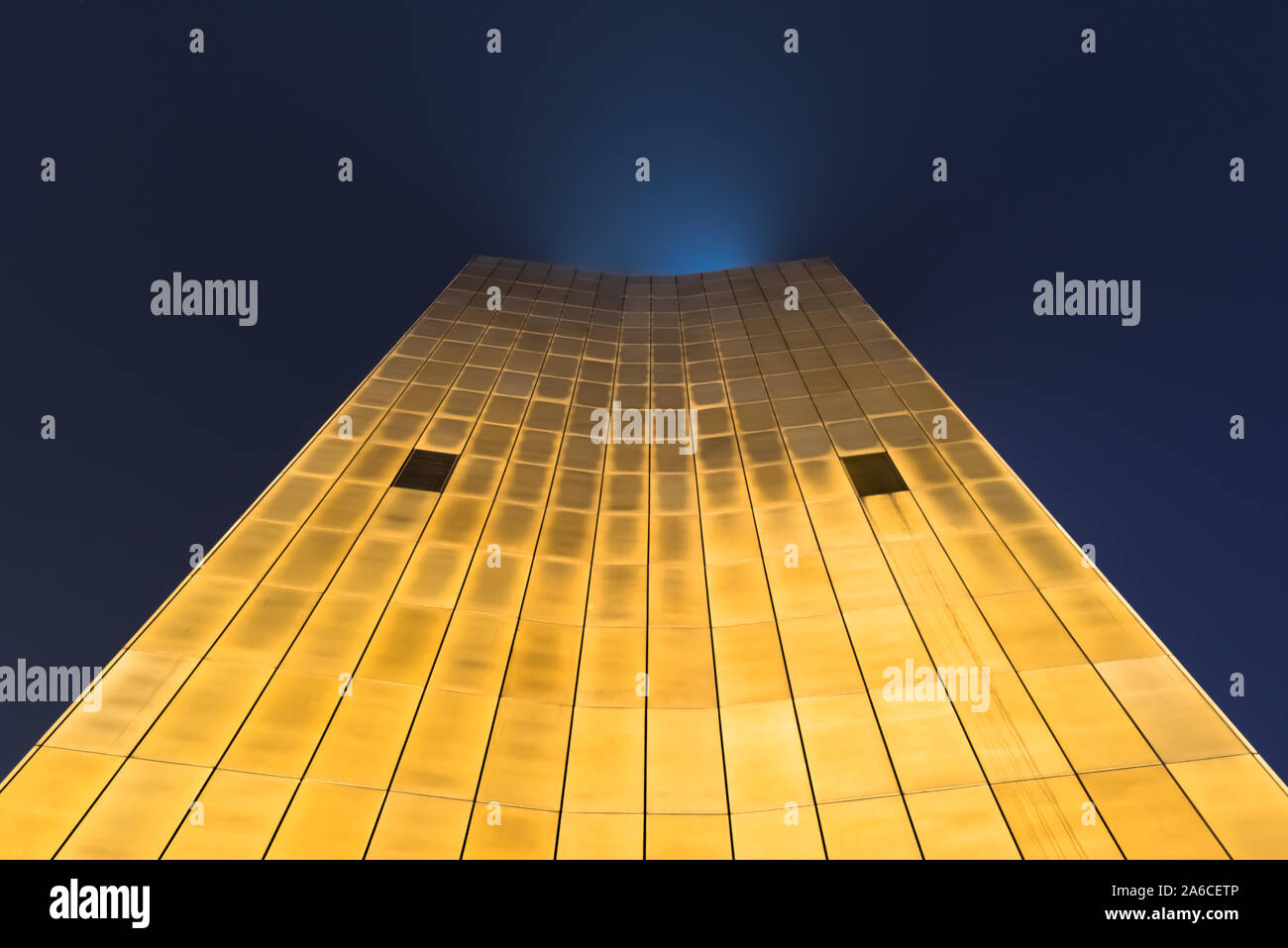 Der Blick entlang der Axel Springer Haus in der Nacht Stockfoto