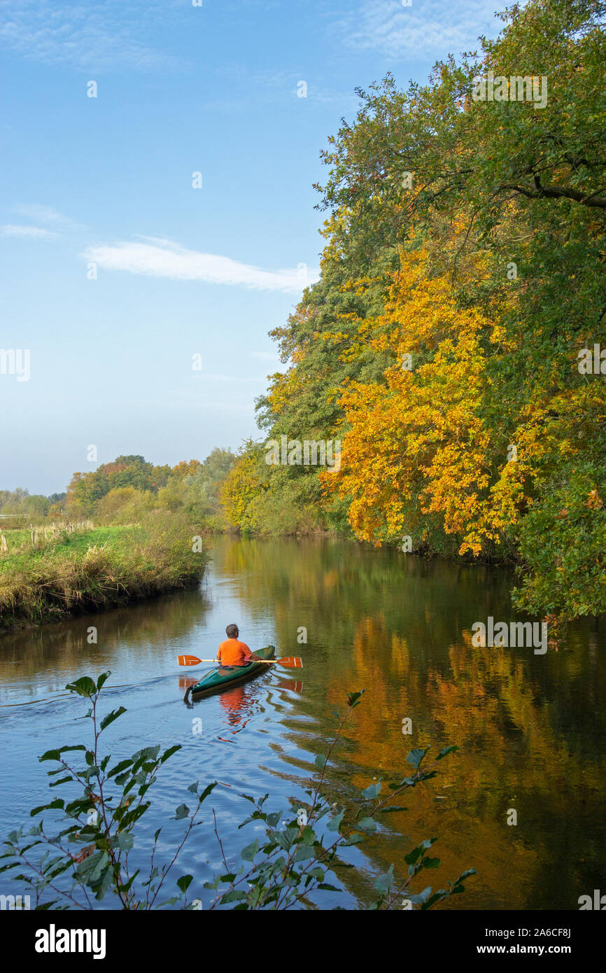 Fluss Ilmenau in der Nähe von Deutsch auch im Herbst, Niedersachsen, Deutschland. Stockfoto