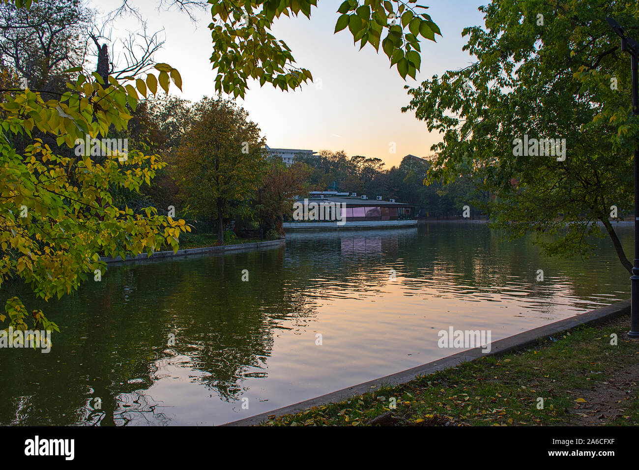 Der Sonnenuntergang im Cismigiu Park in Bukarest, Rumänien Stockfoto