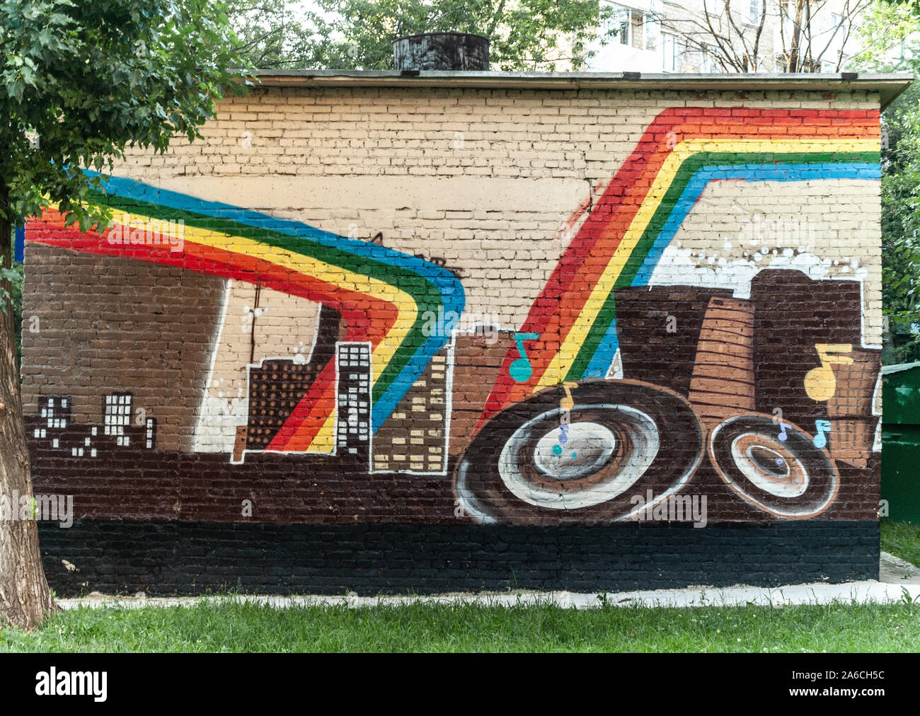 Städtisches Thema Graffiti auf einem Backsteingebäude angewendet Stockfoto