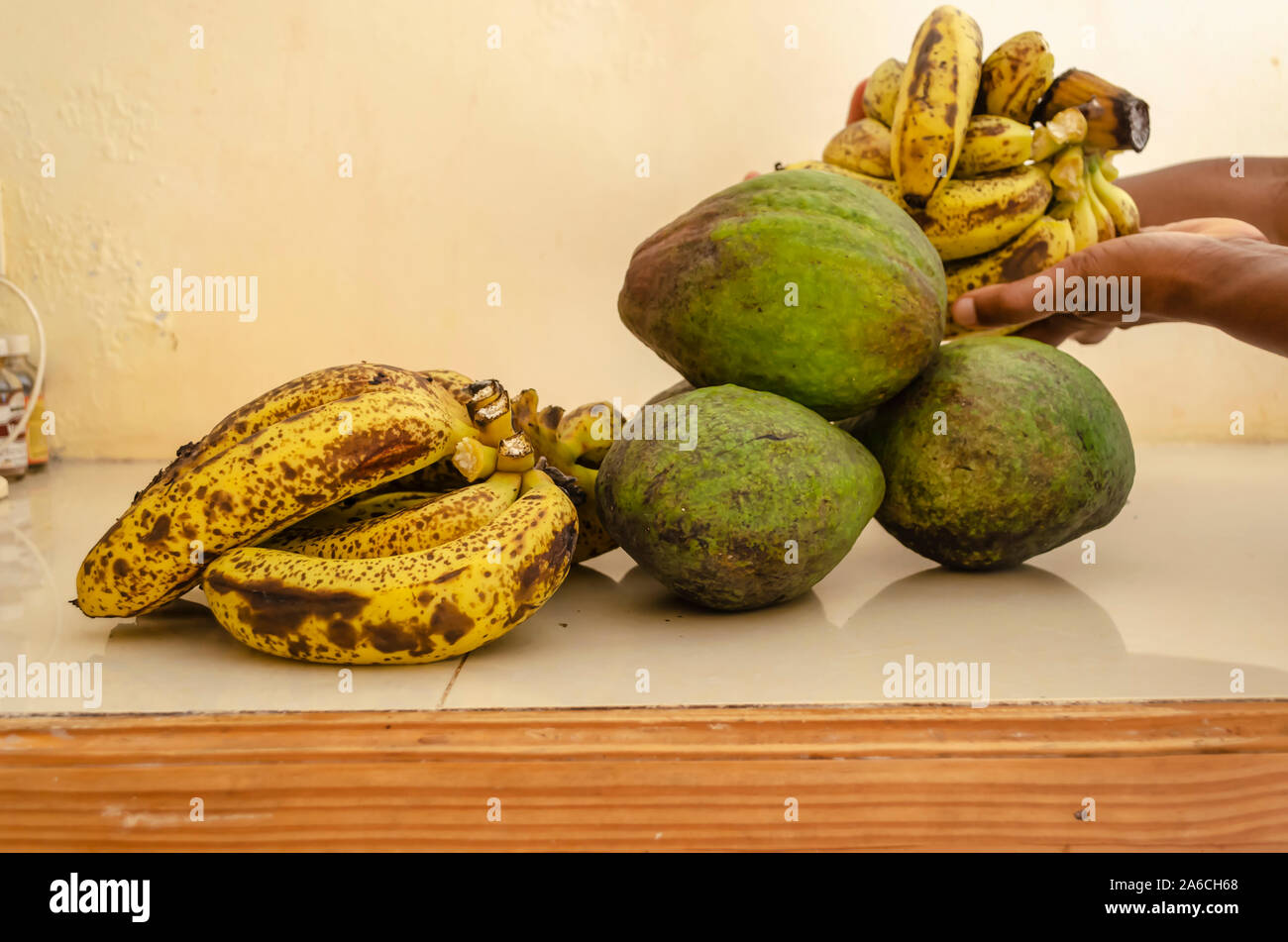 Reife Bananen und Avocados Stockfoto