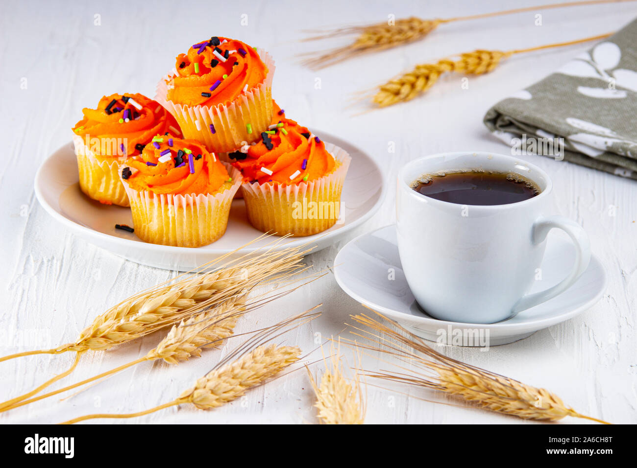 Espresso Kaffee mit halloween Muffins Stockfoto
