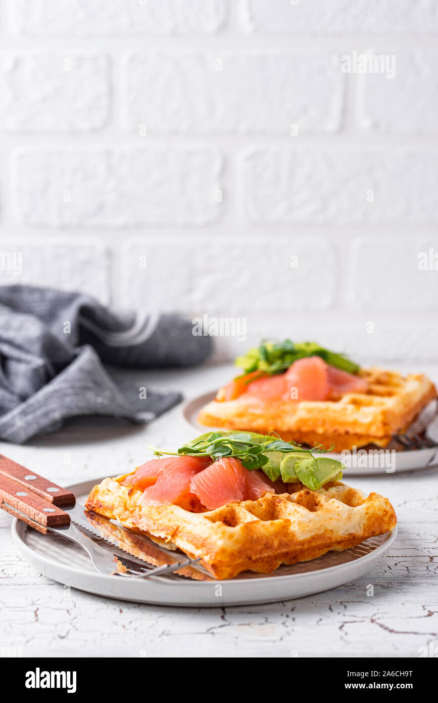 Keto Käse Waffel mit Avocado Stockfoto