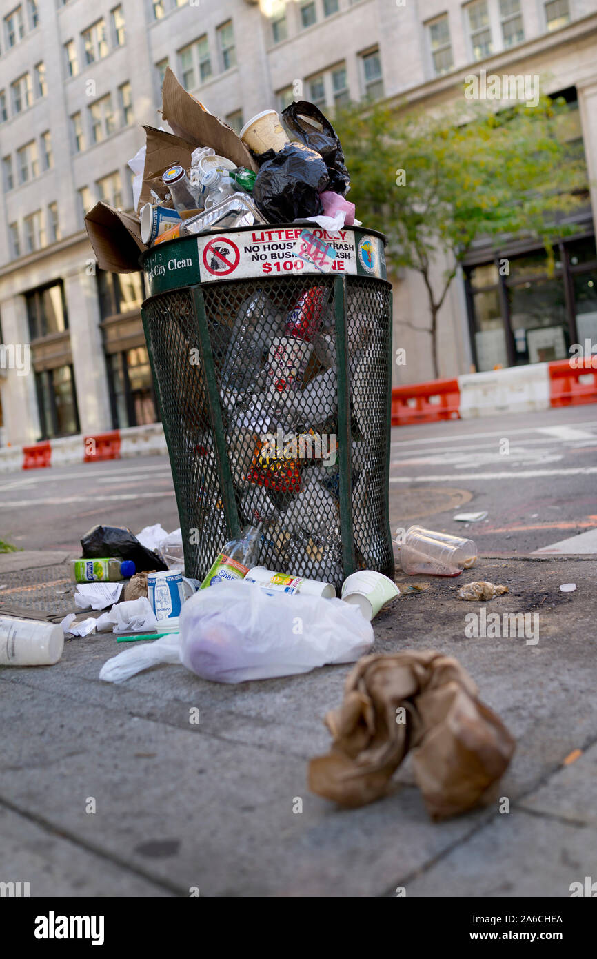 Hautausschlag können die Überquellenden auf städtischen Gehweg. Öffentliche Mülleimer voll mit Plastik und Papier taschen und Behälter in der Straße. Es gibt keine Personen, die Stockfoto