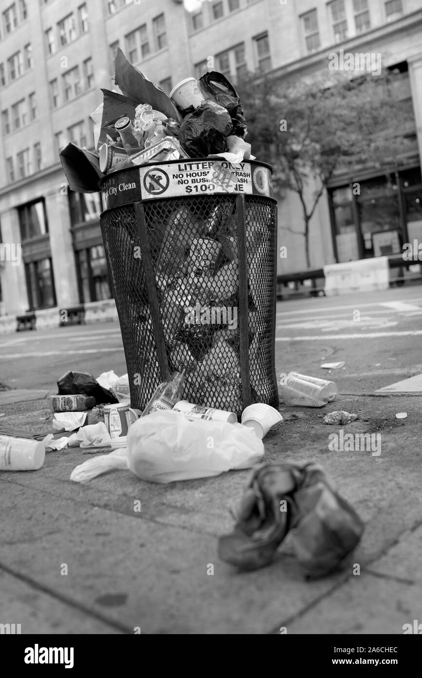 Hautausschlag können die Überquellenden auf städtischen Gehweg. Öffentliche Mülleimer voll mit Plastik und Papier taschen und Behälter in der Straße. Es gibt keine Personen, die Stockfoto