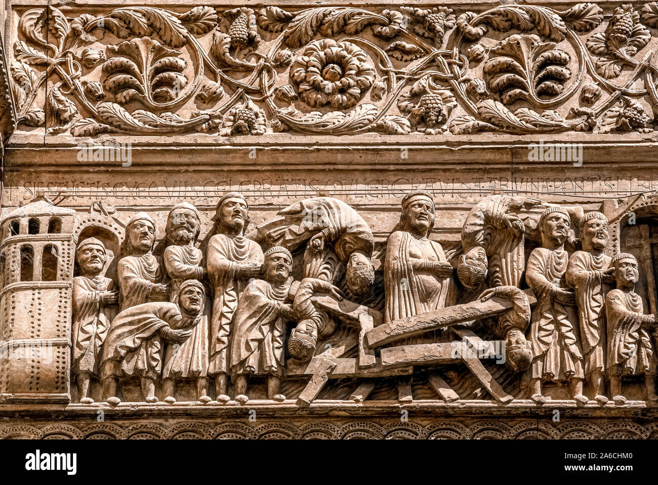 Italien Emilia Romagna Fidenza Kathedrale - Externes BAS-Rilief - Geschichten von San Donnino bas-relief mit dem Wunder der schwangeren Frau auf der rechten Seite des zentralen Portal der Kathedrale Stockfoto