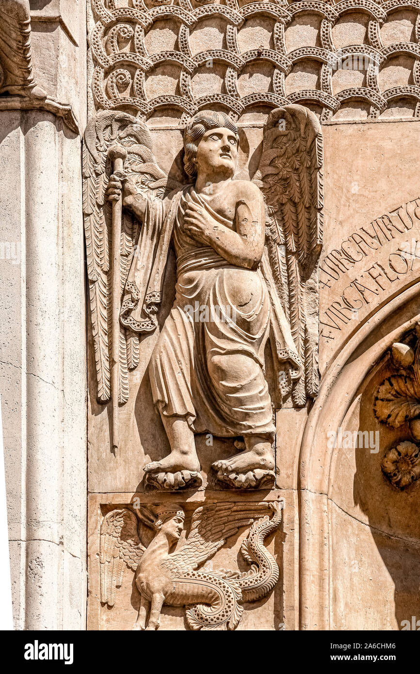 Italien Emilia Romagna Fidenza Kathedrale - Externes BAS-Rilief - Schutzengel Stockfoto