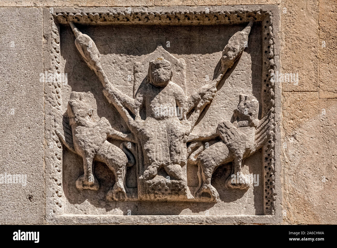 Italien Emilia Romagna Fidenza Kathedrale - Externes BAS-Rilief - Skulpturen auf der rechten Turm, Flug von Alessandro Magno Stockfoto